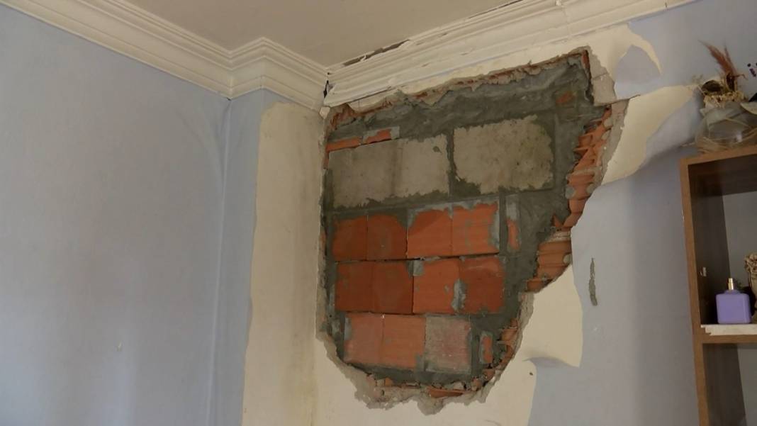 Genç kadın üstünü değiştirirken kendini dışarıda buldu! Bu kadar sorumsuzluk 'Pes' dedirtti 10